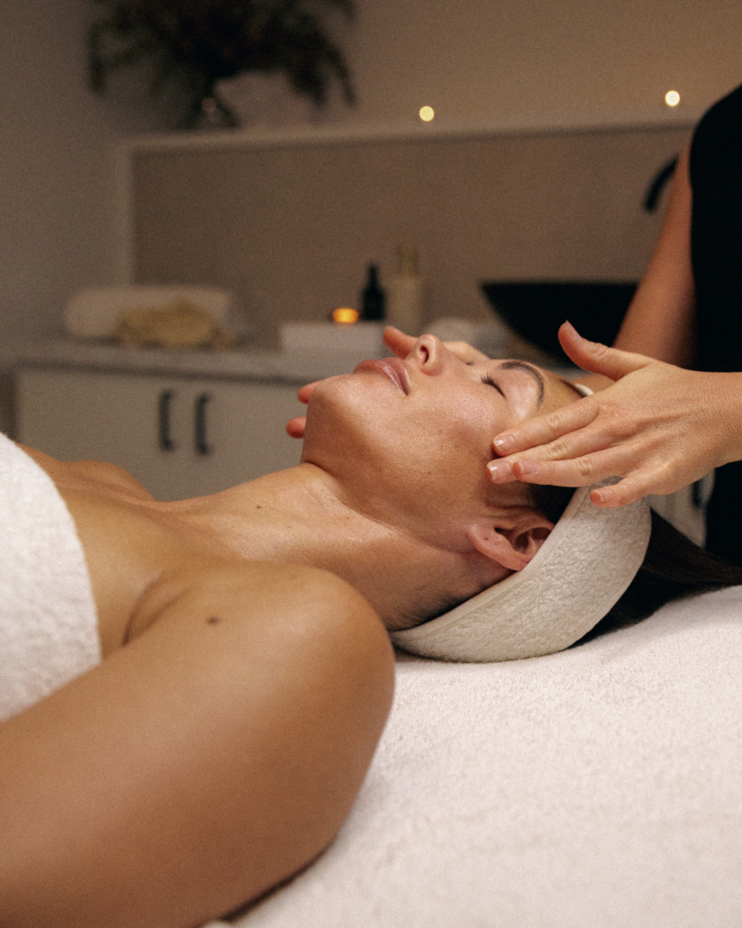 Ruhige Szene im Behandlungsraum während eines entspannenden Facials – Symbolbild für New Skin Client Behandlung