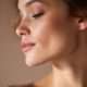 Profilansicht einer Frau mit praller, gefestigter Haut – Sinnbild für das Contour & Rejuvenate Facial mit Fokus auf Gesichtsmassage und Liftingeffekt