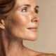 Porträt einer reifen Frau mit sichtbarer Hyperpigmentierung – Beispielbild für das Skin Brightening Facial zur Behandlung lichtgeschädigter Haut